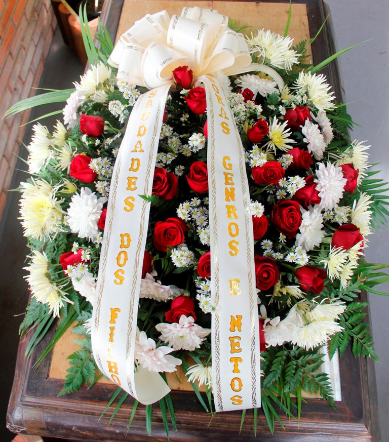  Coroa funebre com rosas vermelhas