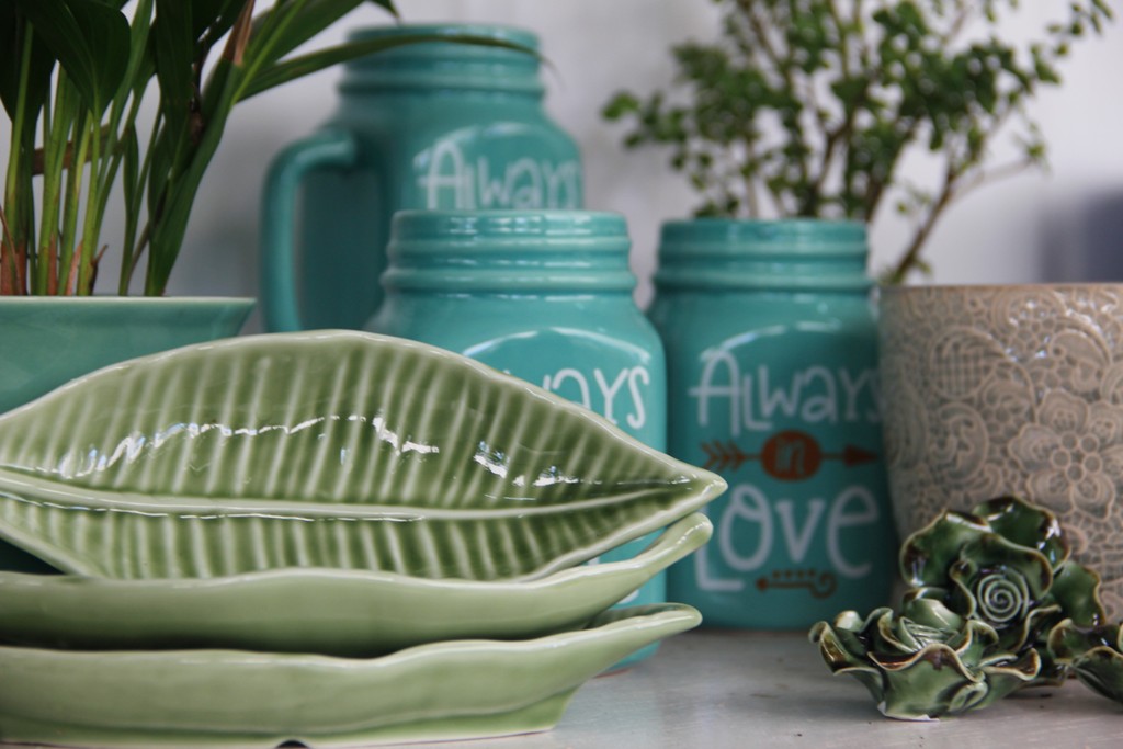 Cachepots cerâmica esmaltada verde, canecas e folhas