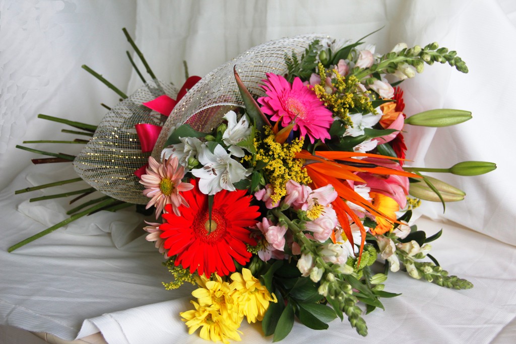 Bouquet de flores mistas, gérbera, strelitzia, crisantemo, astroemeria, lírio