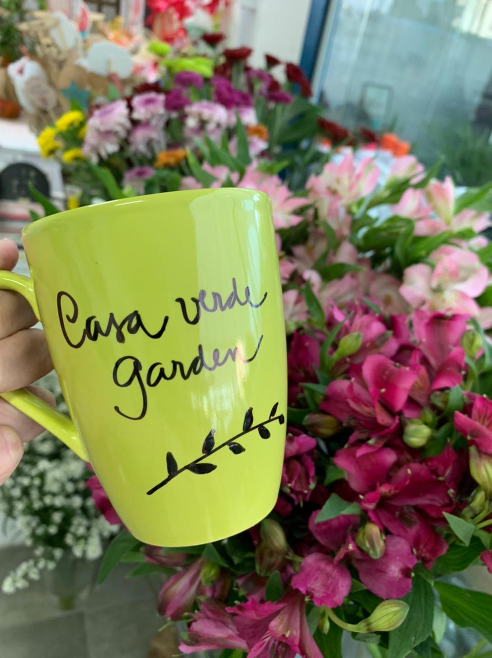 Caneca Casa Verde e astroemerias