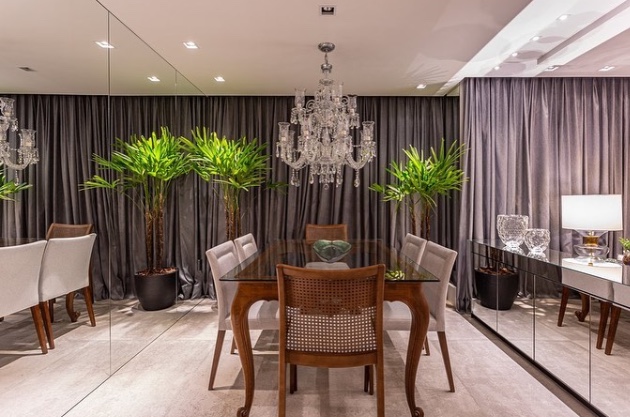 Sala decorada com palmeira rafis