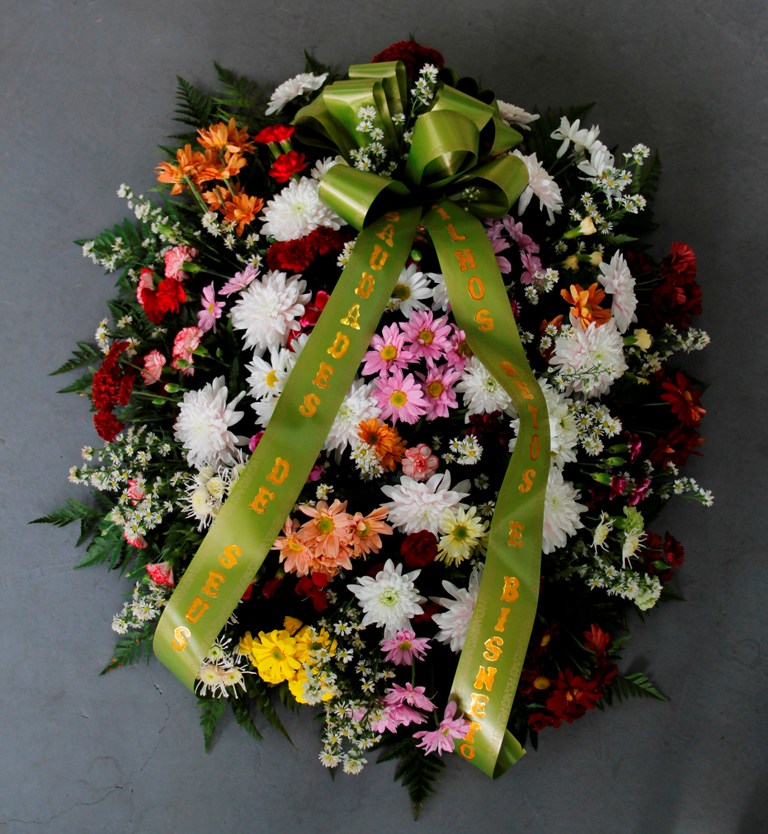 Coroa funebre de flores do campo