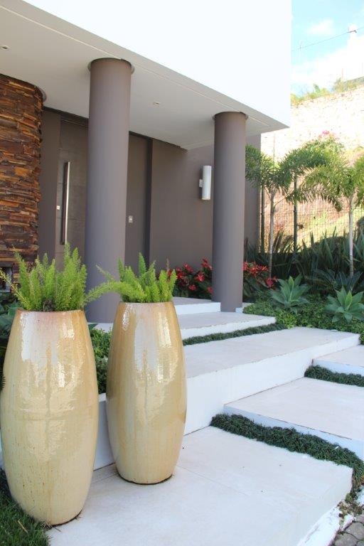 Projeto paisagístico de jardim residencial com vasos vietnamitas