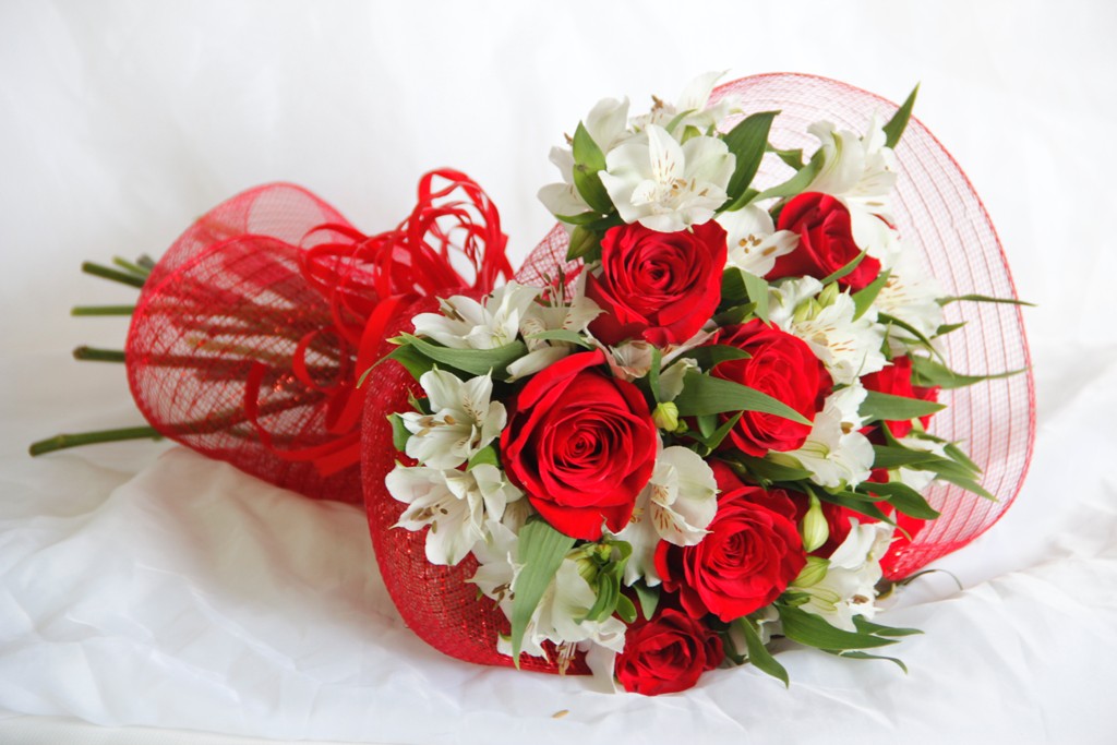 Bouquet de rosas vermelhas e astroemérias brancas 