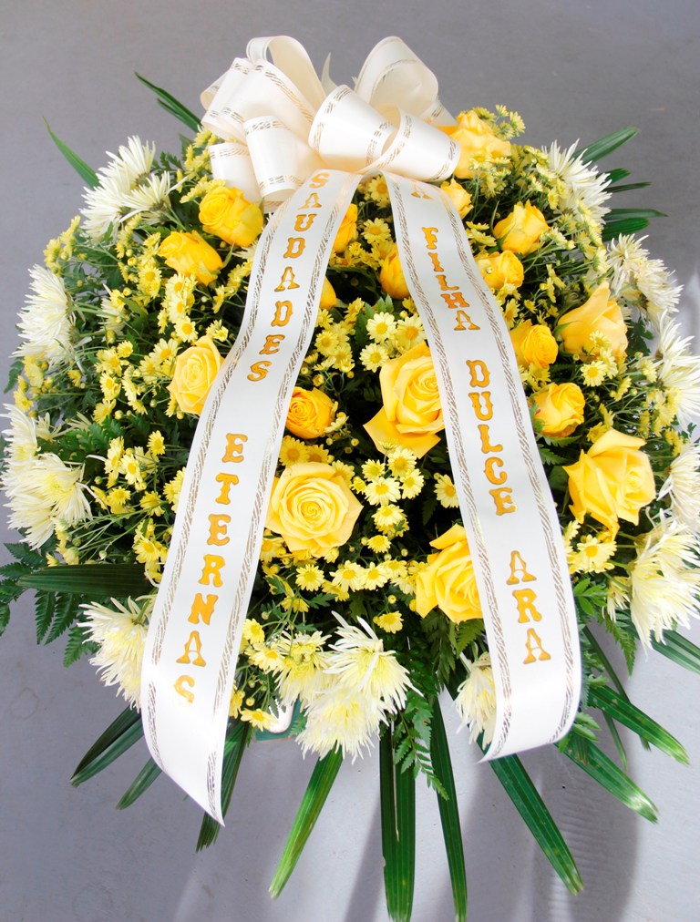 Coroa funebre com flores amarelas