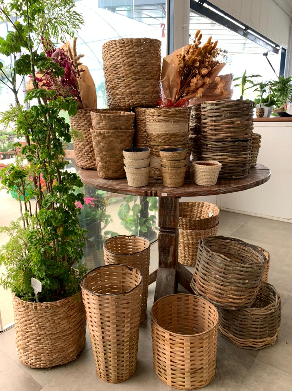 Cachepos de fibras naturais trançados a mão