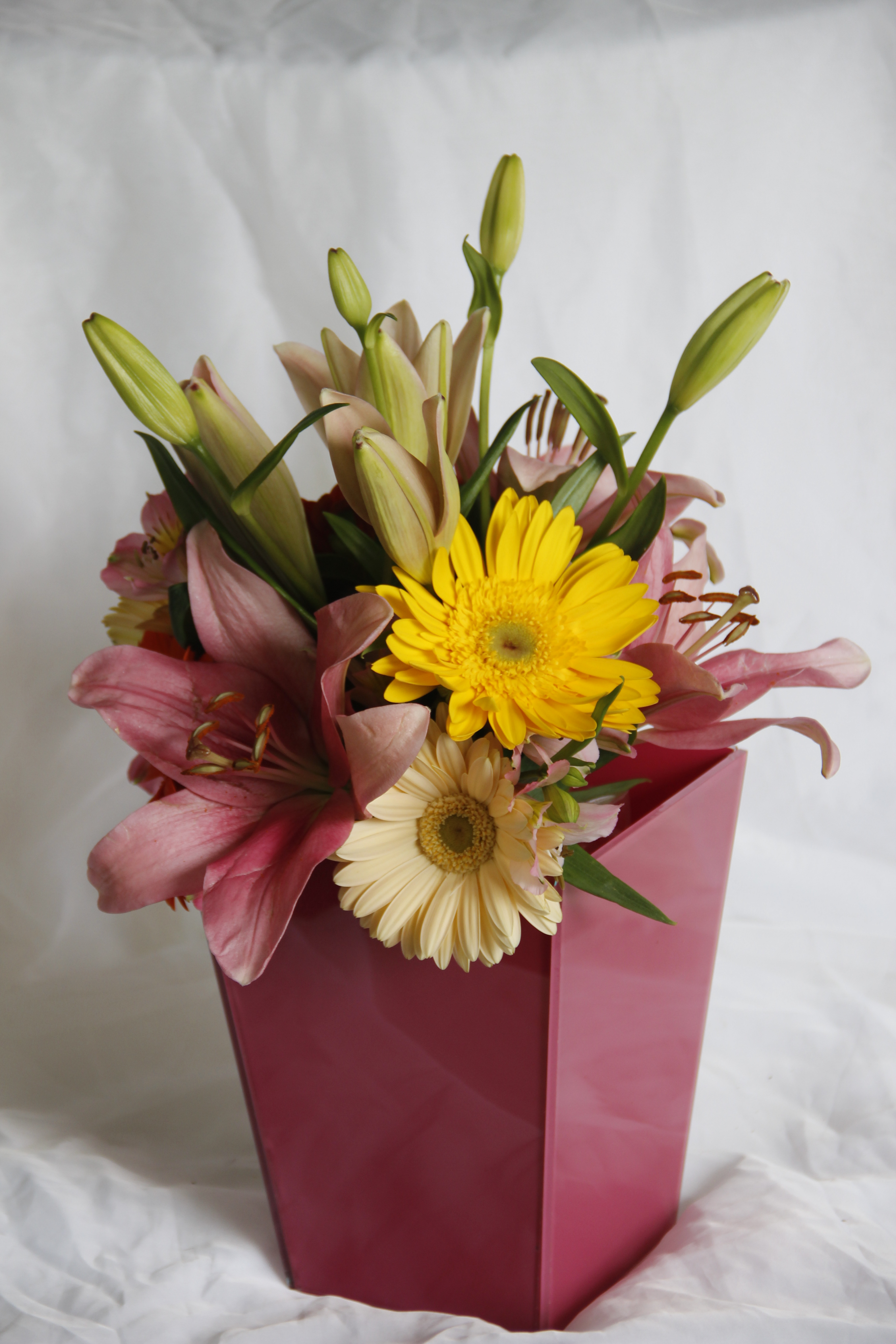 Arranjo floral com gérbera e líro rosa