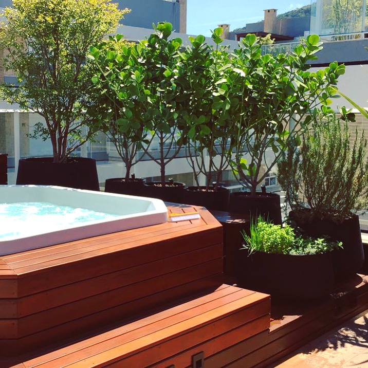 Spa em cobertura com vasos de plantas
