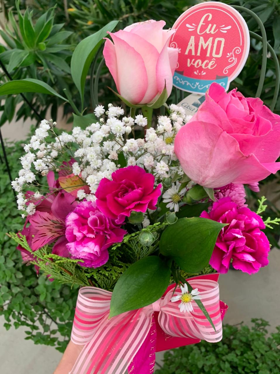 Arranjo floral com rosas cor de rosa