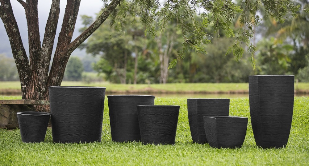 Vasos rotomoldados rotogarden preto.jpg